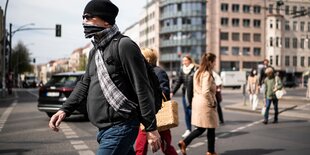 Am Rosenthaler Platz überqueren Leute eine Straßenkreuzung