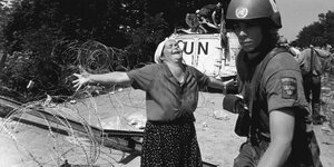Weinende Frau und UN-Soldat in Tuzla