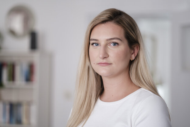 Emina Krdzic hat lange blonde Haare und trägt ein weißes Oberteil Emina Krdzic hat lange blonde Haare und trägt ein weißes Oberteil
