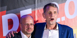 Björn Höcke (rechts) legt einen Arm um Andreas Kalbitz