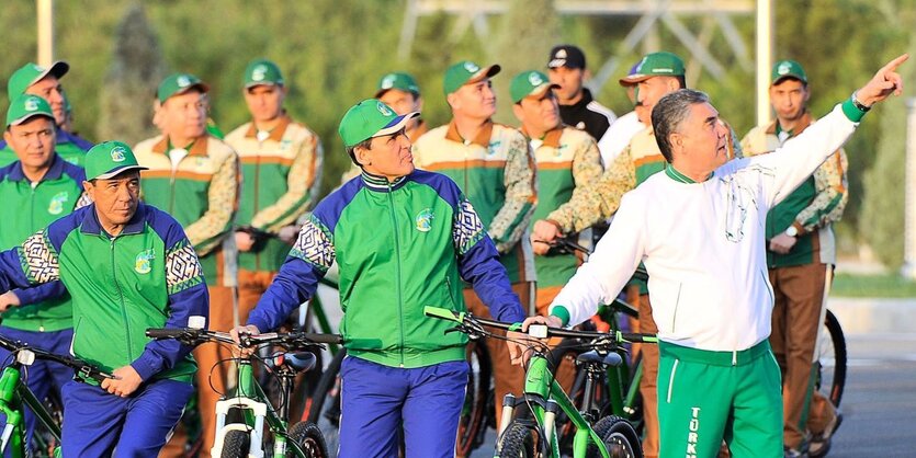 Der turkmenische Präsident auf einer Fahrradtour