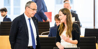 Hessens Innenminister Peter Beuth im Gespräch mit Janine Wissler im hessischen Landtag