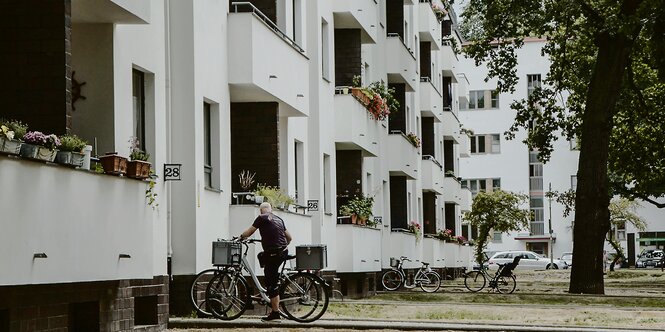 Blick entlang einer Fassade in der Berliner Großsiedlung Siemensstadt