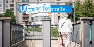 An der U-Bahnhaltestelle Mohrenstraße in Mitte hängt auf dem U-Bahn-Halstestellenschild ein Plakat mit der Aufschrift "George-Floyd" im Gedenken an den in Minneapolis getöteten Afroamerikaner