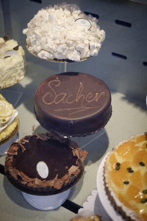 Eine Sacher-Torte. Eine Sacher-Torte.