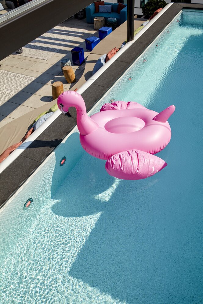 Ein Aufblasflamingo in einem Pool.