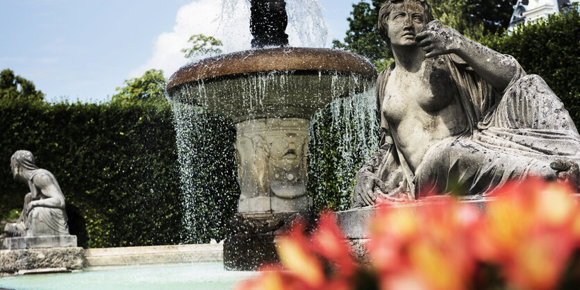 Eine Statue und ein Brunnen.