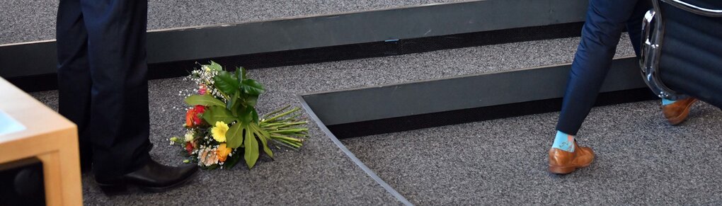 Vor den Füßen des neuen Thüringer Ministerpräsidenten Thomas Kemmerich (l., FDP) liegen Blumen, die ihm Susanne Hennig-Wellsow (r., Die Linke) vor die Füße geworfen hat.