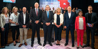 Ein Archivfoto von August 2019: die Spitzenkandidaten für die Brandenburger Landtagswahl stehen in einer Reihe und schauen in die Kamera