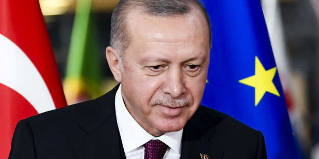 Präsident Erdogan vor Flaggen.