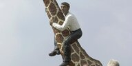 Balkenhol-Skulptur: Mann am Giraffenhals