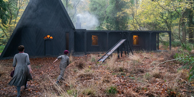 Ein brennendes Holzhaus im Märchenwald