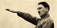 Eine alte Postkarte, auf der Hitler seinen rechten Arm nach oben streckt.