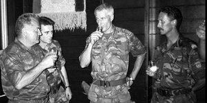 General Ratko Mladic trinkt gemiensam mit dem holländischen Befehlshaber Ton Karremans