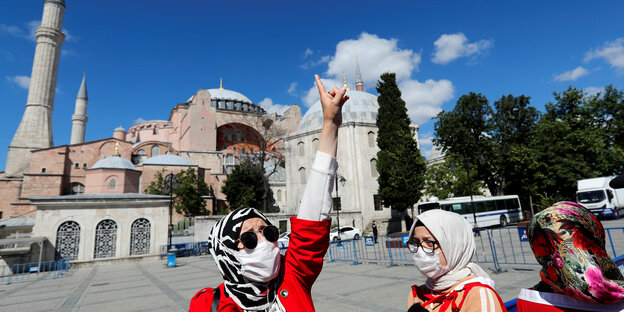 Mehrere Frauen mit Kopftuch und Mundschutz vor der Hagia Sophia.