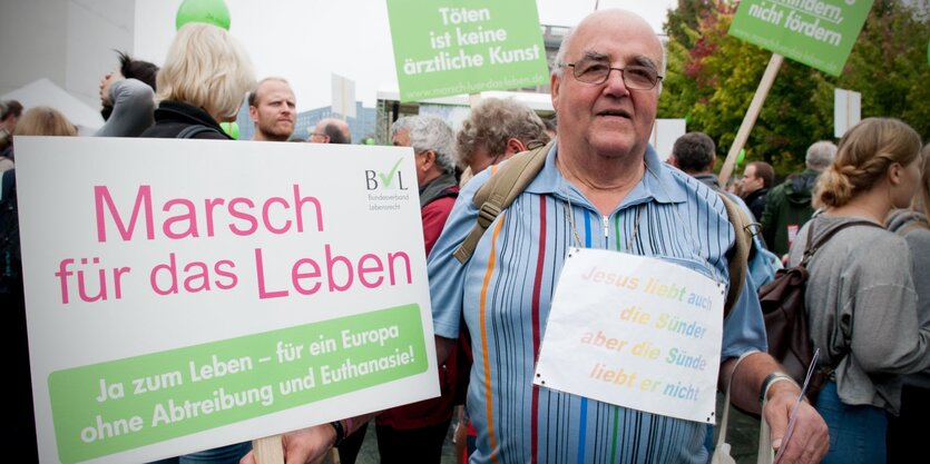 Dicker Mann protestiert gegen Schwangerschaftsabbrüche