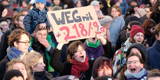 Menschen protestieren gegen den Paragrafen 218