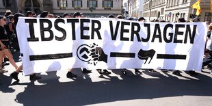 Eine Gruppe von DemonstrantInnen trägt ein Transpi mit der Aufschrift: Ibster verjagen