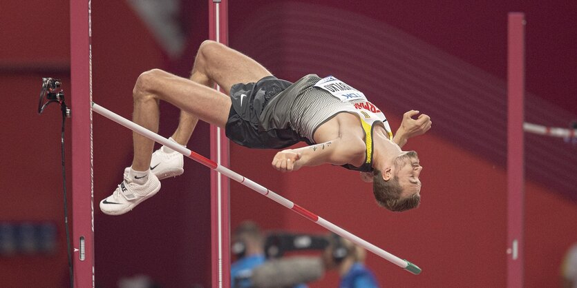 Hochspringer Mateusz Przybylko sprint über die Stange, die gerade fällt