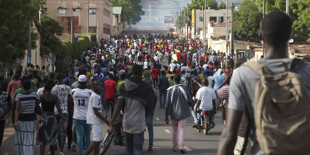 Viele Menschen auf einer Straße in Bamako, mali
