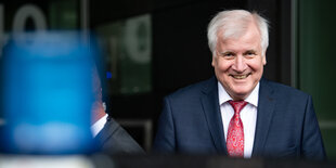 Horst Seehofer neben einem Blauicht