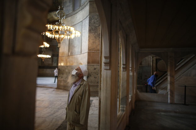 Muslimischer älterer Mann mit Coronaschutzmaske im Innern der Hagia Sofia Muslimischer älterer Mann mit Coronaschutzmaske im Innern der Hagia Sofia