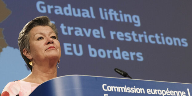 EU-Innenkommissarin Ylva Johansson auf einem Rednerinnenpult