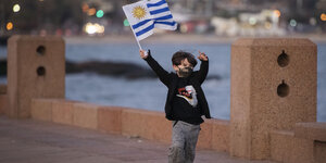 Eine Junge mit einer blau-weißen Fahne
