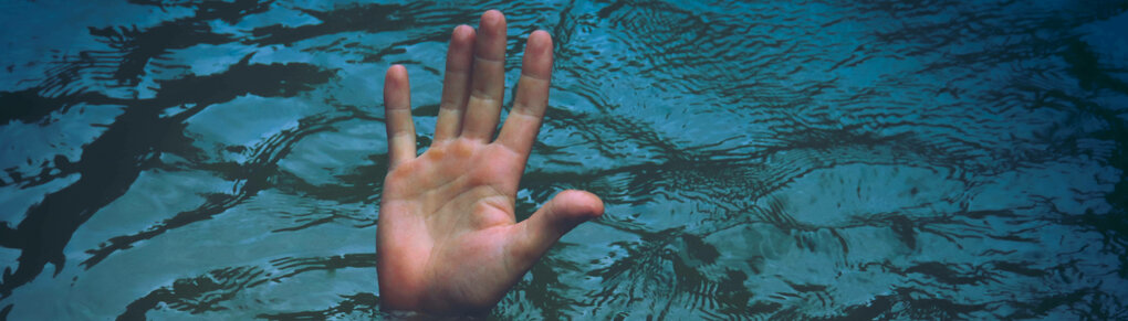 Eine Hand ragt aus dem Wasser