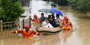 Retter in der besonders von den Überschwemmungen betroffenen Provinz Jiangxi sind im Dauereinsatz