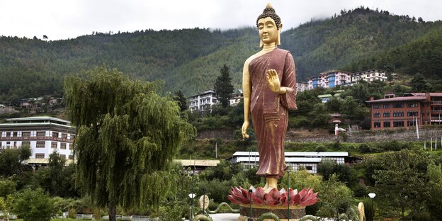 Eine Buddha-Figur in einem Park.