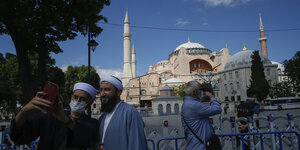Menschen in türkischer Flagge vor der Hagia Sophia