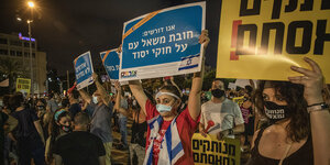 Demonstranten auf dem Rabin-Square in Tel Aviv