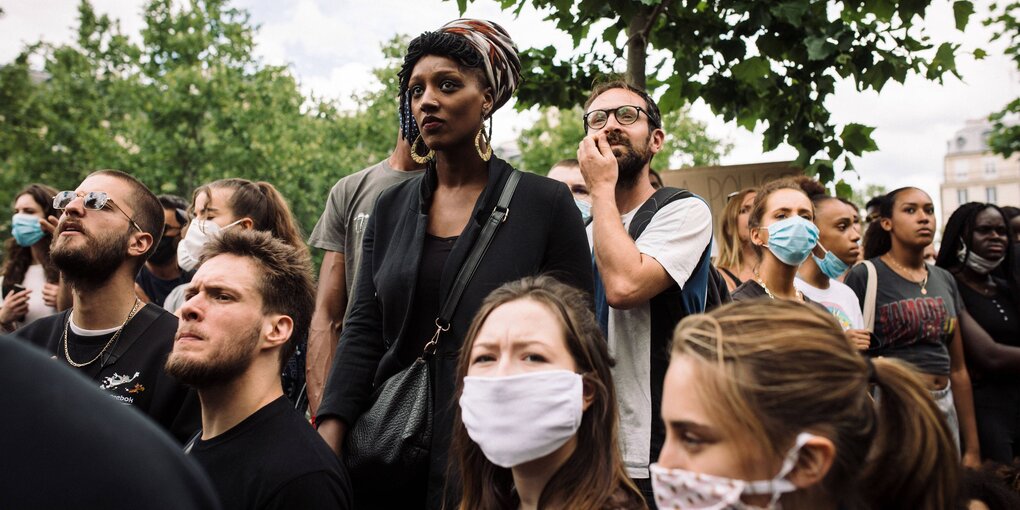 Protestierende, teils mit Mundschutz