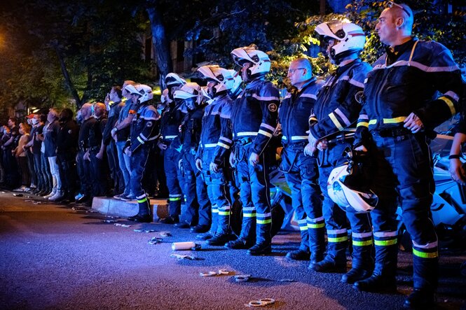 Polizisten legen ihre Handschellen nieder