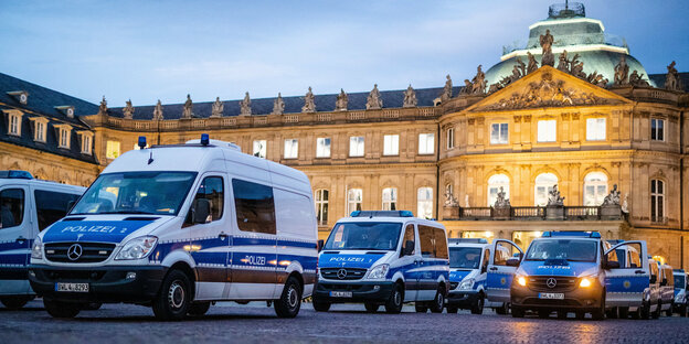 Viele Polizeiwannen auf dem Stuttgarter Schlossplatz, Abend-Szenerie