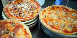 Drei Pizzen auf Tellern