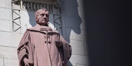 Die Statue eines Mann im Talar unter dem Schriftzug "Hegel".