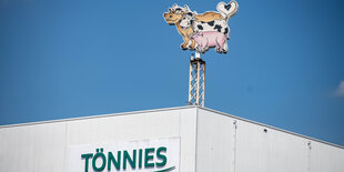 Schriftzug und Logo am Dach des Tönnies Hauptwerkes in Gütersloh