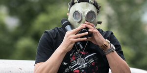 Eine Person mit einer Gasmaske.