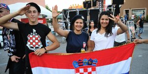Fans mit kroatischer Fahne