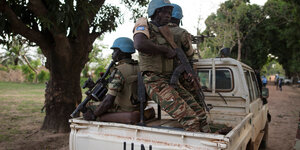 UN-Soldaten auf der Ladefläche eines Pick-up.