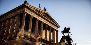 Die Alte Nationalgalerie im Sonnenuntergang.