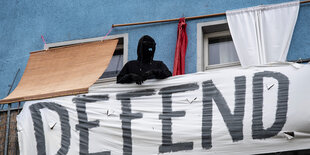 Vermummter auf einem Balkon der Rigaer Straße 94