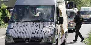 Transporter auf einer Demo mit der Aufschrift: Lieber Suff statt SUV