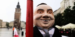 Andrzej Duda als aufblasbare Puppe mit Stift in Krakau