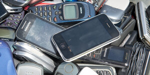 Alte Handys und Smartphones liegen auf einem Haufen