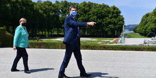 Merkel und Söder in einem Park