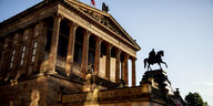 Auf hohem Sockel stehen die Säulen, die der Alten Nationalgalerie in Berlin das Aussehen eines Tempels verleihen.