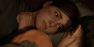 Spielszene: Zwei Frauen liegen im Game "The Last of Us: Part II" nebeneinander